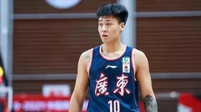 年夜学生丁鑫和刘梦为拍摄农村风尚记载片进进一个村子，在目击了布满诡异气味的 “还人”典礼后，两人跟从“高人”王婆佳耦来到一处偏僻的山庄拍摄驱邪进程。但是 工作却向加倍诡异的标的目的成长，驱邪四人组履历着人道的考验，生命朝不保夕，而所发 生的一切都被丁鑫和刘梦的开麦拉默默记实着......